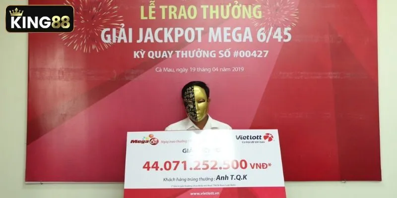 Khách hàng may mắn sở hữu tấm vé trúng giải độc đắc của xổ số Vietlott trị giá hàng chục tỷ đồng Khách hàng may mắn sở hữu tấm vé trúng giải độc đắc của xổ số Vietlott trị giá hàng chục tỷ đồng